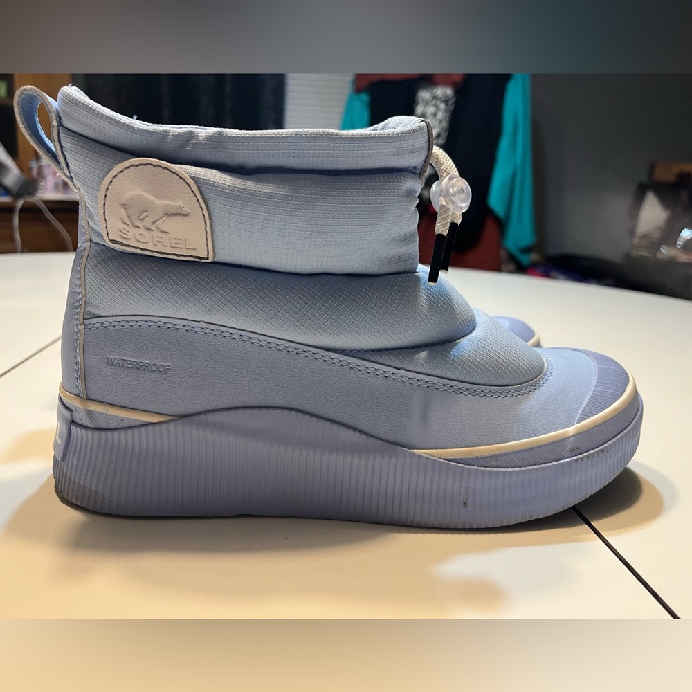 Sorel Out N About IV Puffy Waterproof Women's size 7 puffy winter boot baby blue